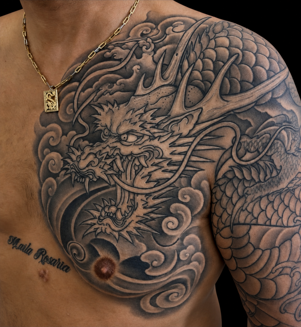 Drachen-Tattoo auf Brust und Schulter, japanischer Stil in Schwarz/Grau