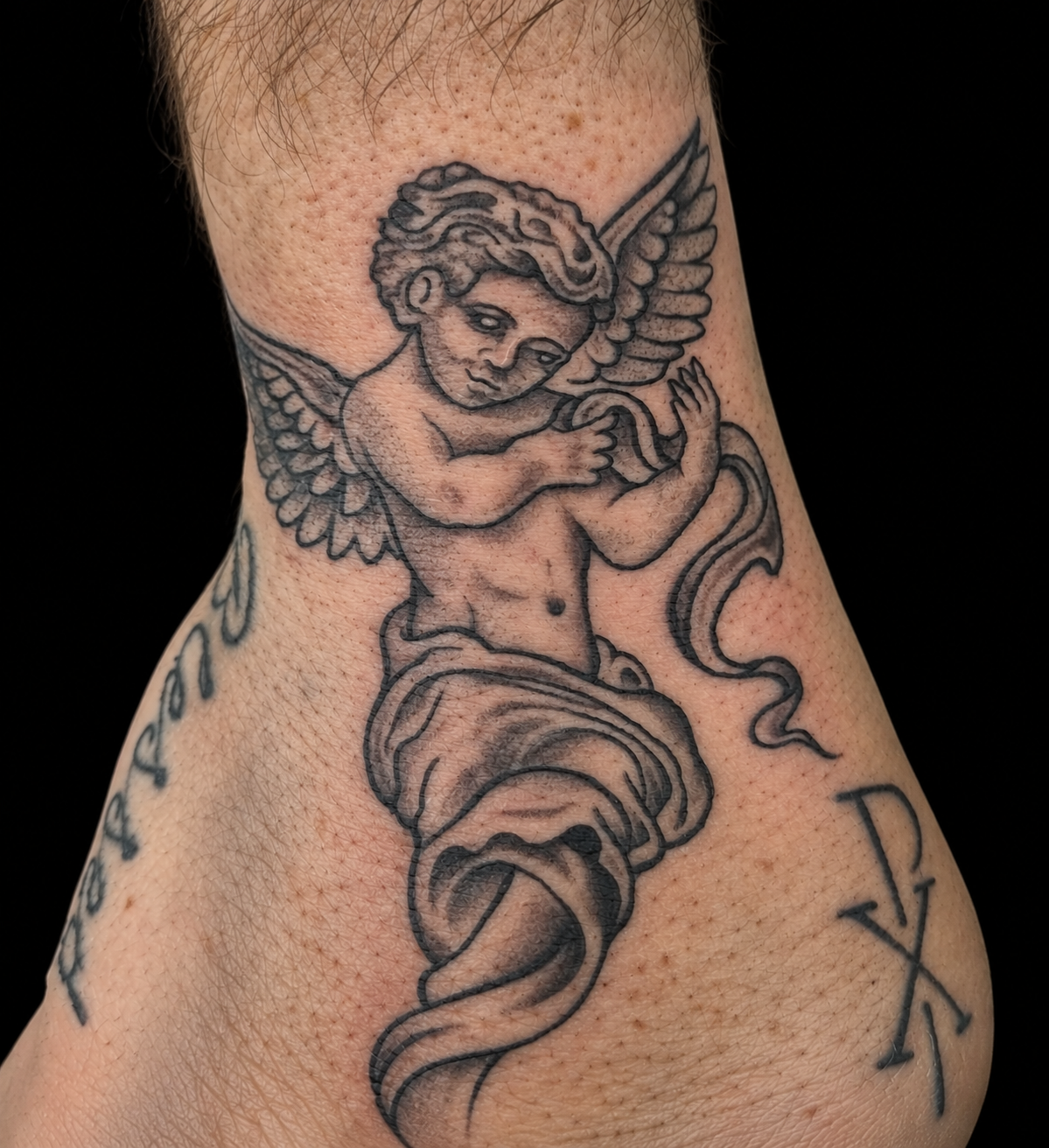 Engel-Tattoo am Knöchel, Schwarz/Grau