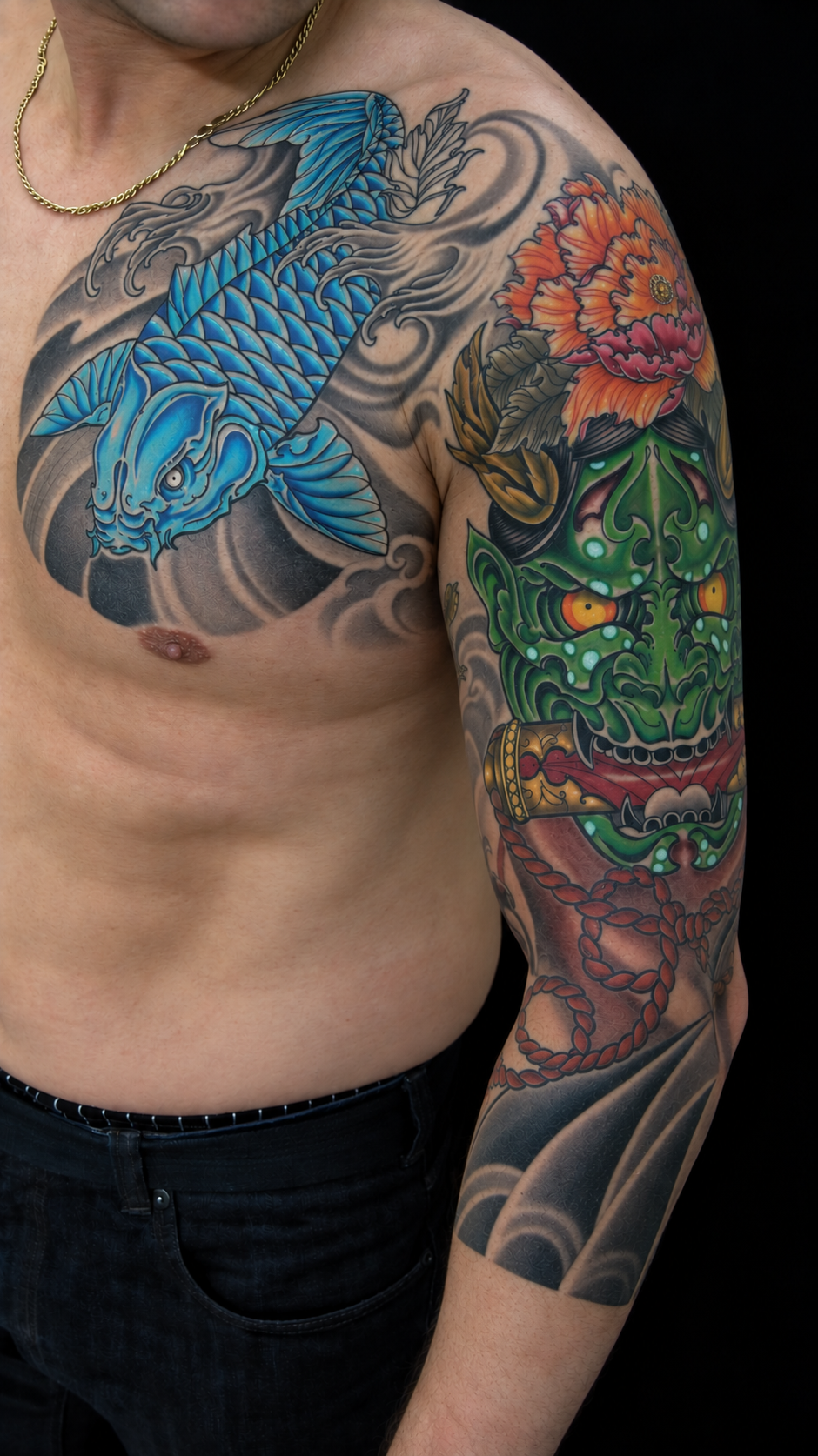 Japanischer Sleeve: Koi-Fisch und Hannya-Maske, vollständiger Arm in Farbe