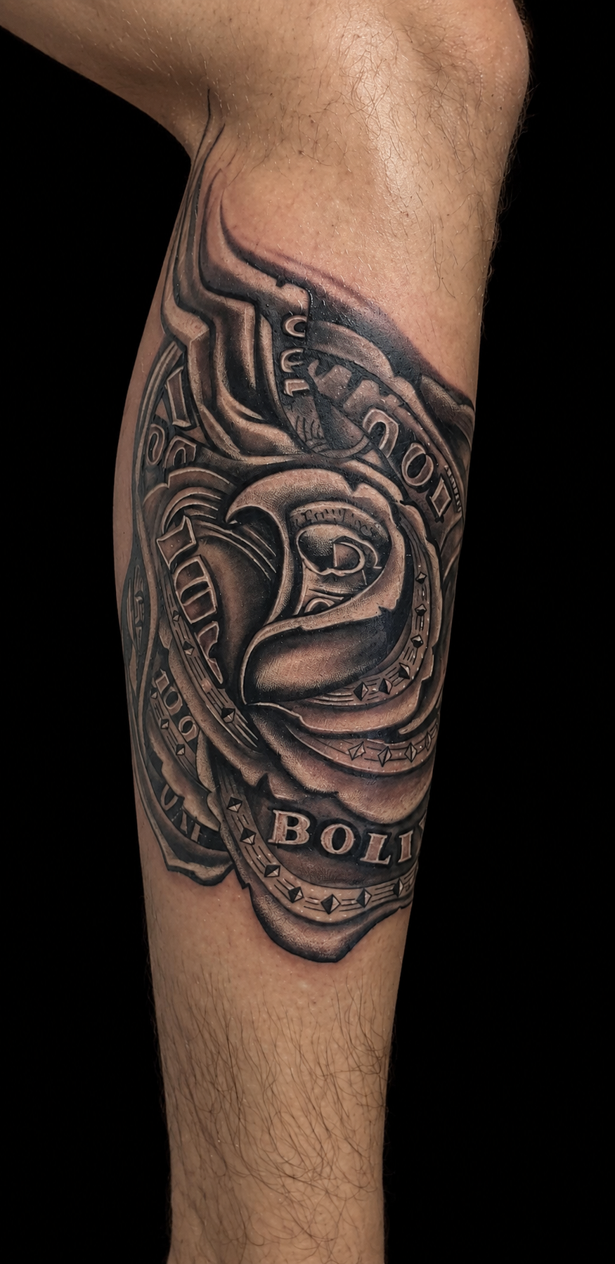 Rose und Münze auf der Wade, Schwarz/Grau Realism
