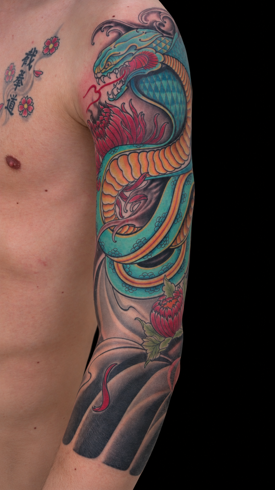 Japanischer Full-Sleeve: Schlange mit Chrysanthemen in Türkis und Rot