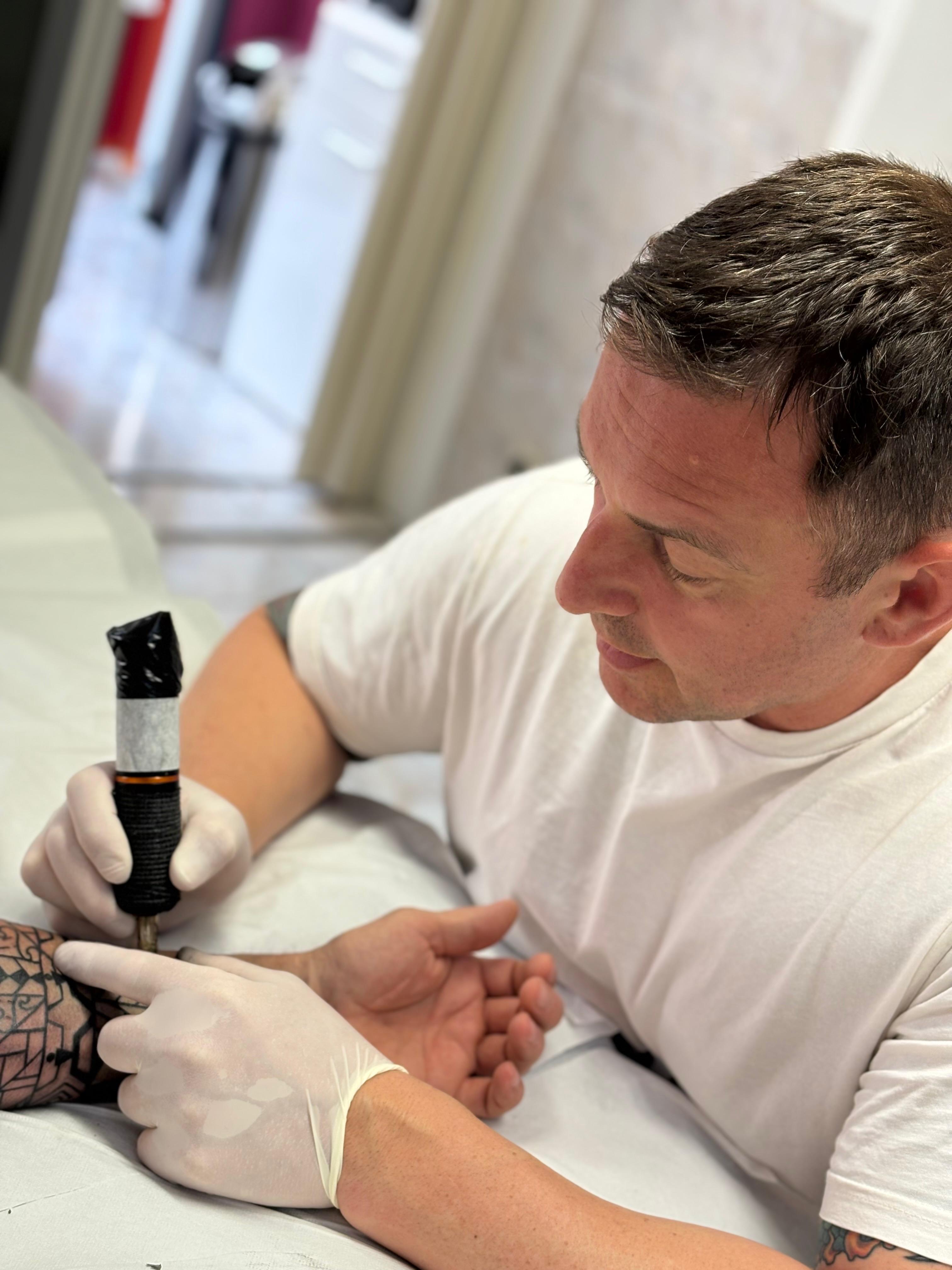 Frank Coltan-Wagner, Tätowierer und Inhaber von OGAMI TATTOO in Dannstadt